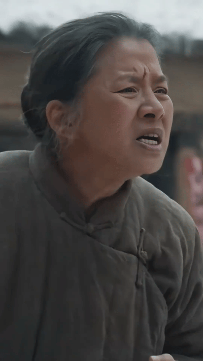 最近《生万物》爆火，迟蓬在里面把大脚娘演活了。迟蓬说，一听说导演是刘家成，剧本都