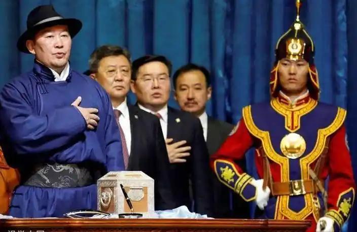 如果国际社会再不采取行动，外蒙古可能真的会陷入危险境地。其内部已经是一片混乱，而