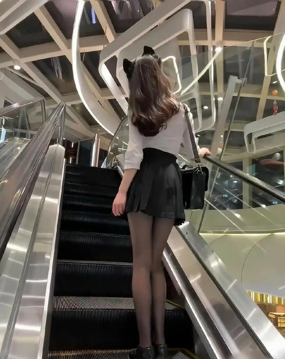 赶个夜场看电影，一路玩手机，上电梯一抬头发现黑丝小姐姐一枚，脱口而出国粹，我X 