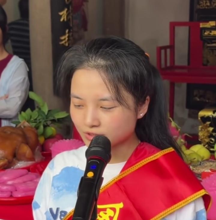 潮汕女孩郑意火了！才学与格局，刻在骨子里的感恩！
 
普宁姑娘郑意寒窗苦读，以优
