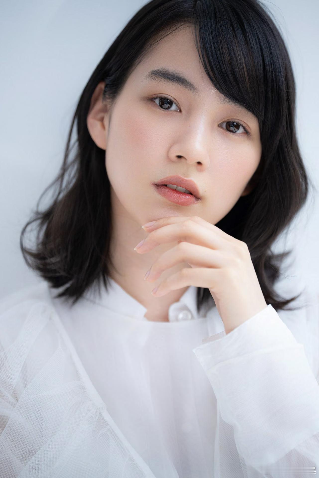 海外影视速递  安田章大 能年玲奈双主演电影《平行与垂直》将于8月28日上映。该