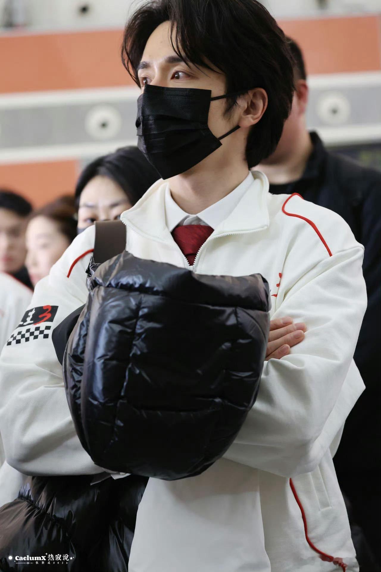 小孩拿到新玩具就张新成这样张新成玩VR也太有氛围感了！口罩都挡不住精致下颌线，眼