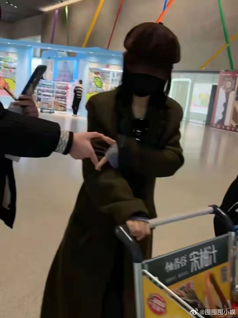 谢娜现身机场被偶遇 谢娜现身机场被偶遇，丝毫不受影响呢~  谢娜护夫后现身机场