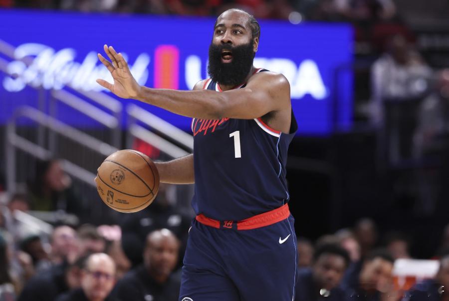 NBA常规赛，快船半场63-71落后凯尔特人。上半场，快船球星哈登表现不佳，进攻