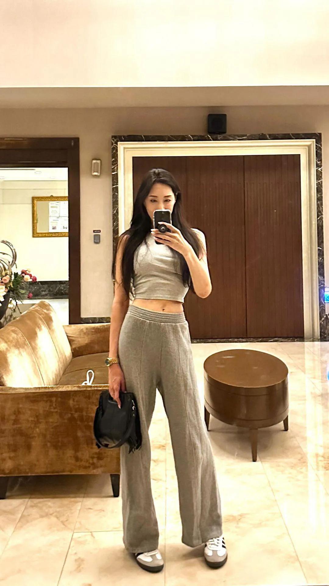 容颜娇美更迷人
#时尚美如画# #完美身材美背景# #美景如画俏佳人# #靓妹倩