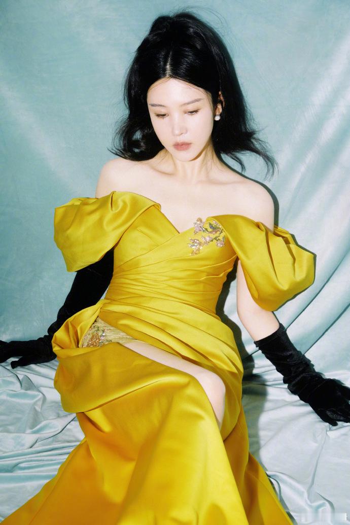 #杨子姗复古姜黄长裙#  杨子姗复古姜黄长裙一把子被美住了！杨子姗很适合这一次造