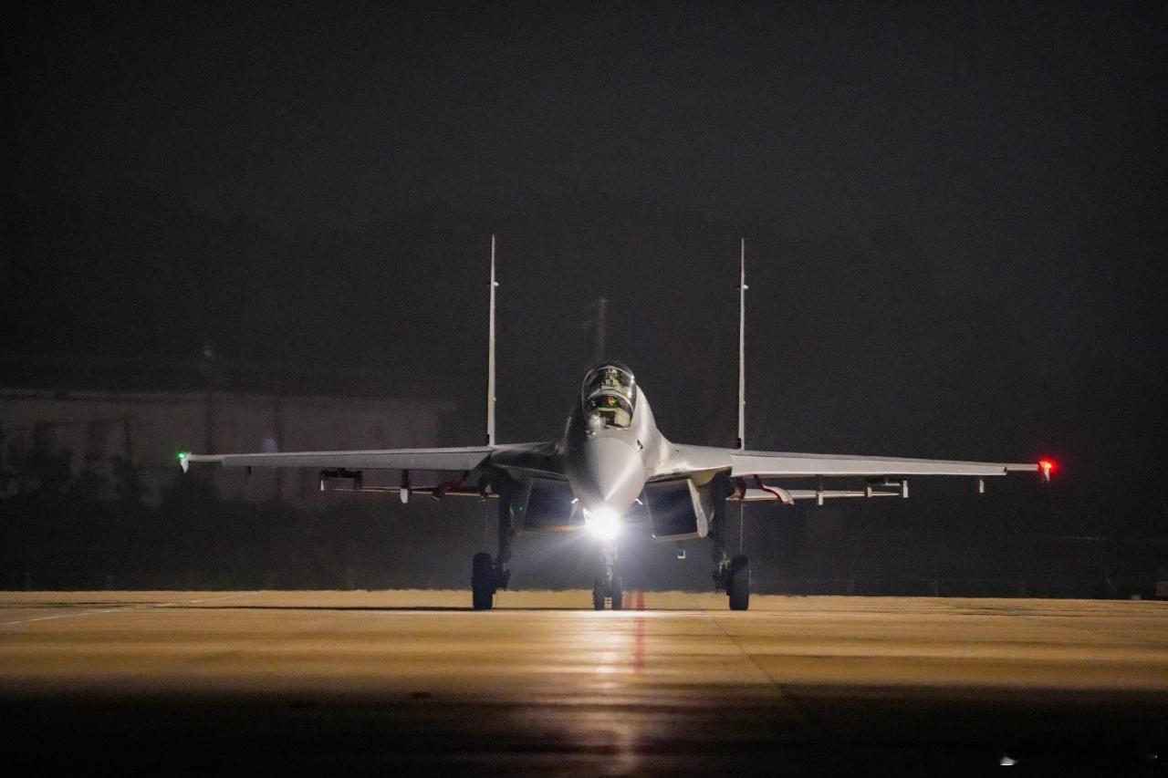 近日，南部战区空军航空兵某旅战机依次升空奔赴目标空域，拉开下半夜和拂晓飞行训练战