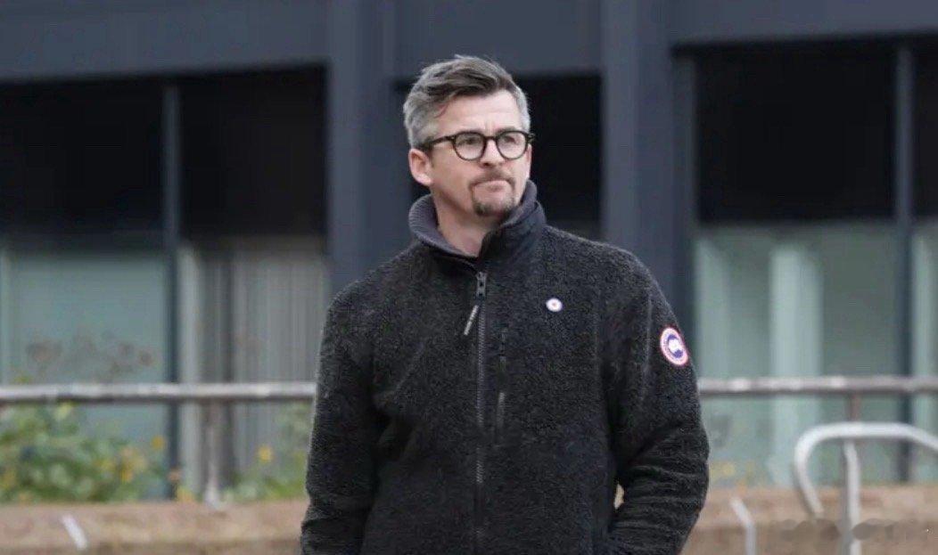 据BBC报道，前曼城球员乔伊·巴顿因向主持人杰里米·瓦恩以及足球评论员露丝·沃德