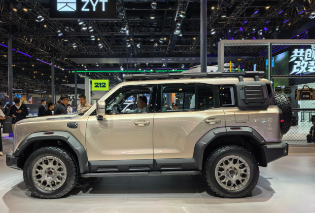 红旗首款豪华硬派越野车型看着不赖，5135毫米车长、3000毫米轴距，妥妥的大型