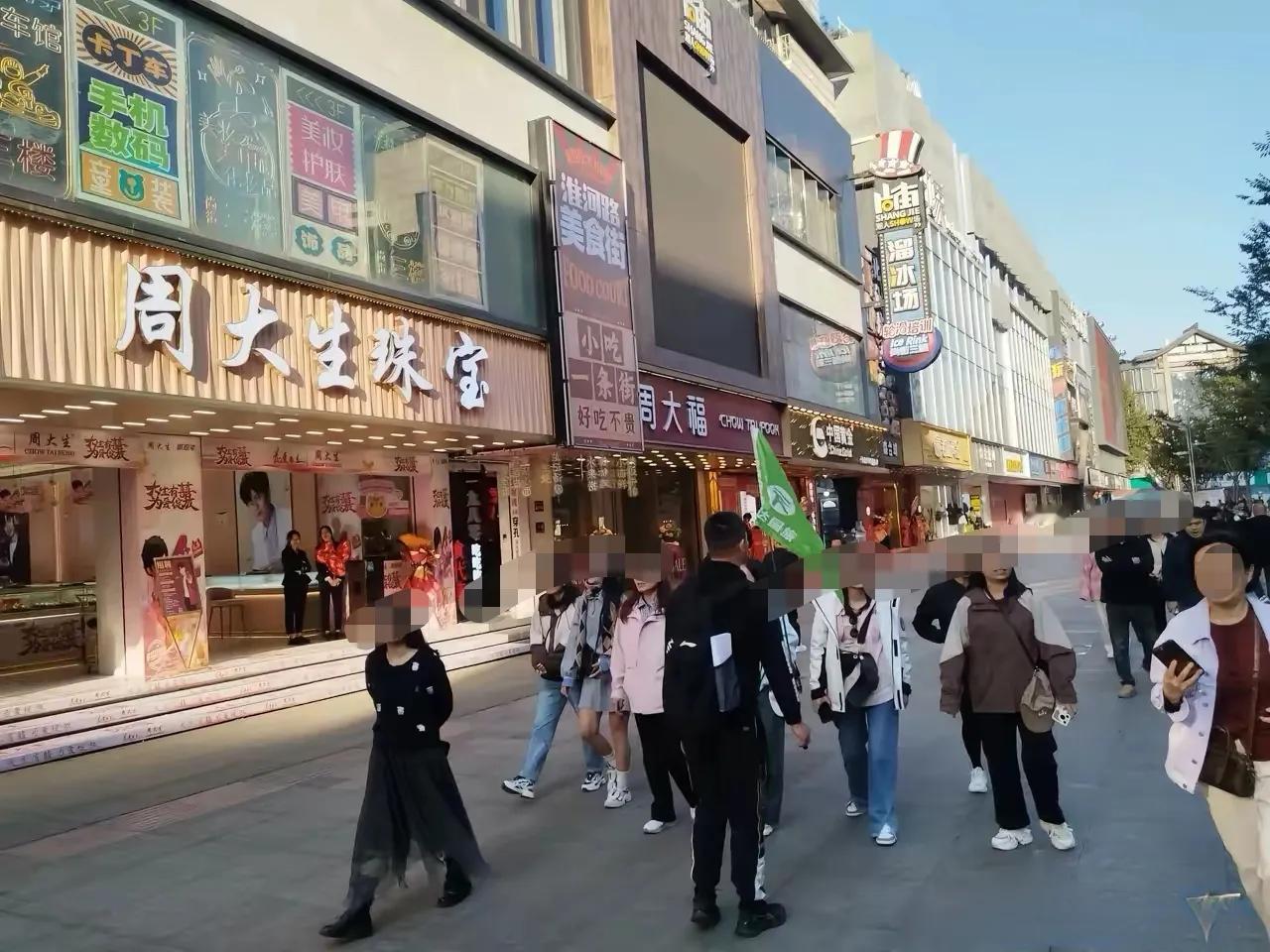 合肥步行街！竟然有旅行团带游客参观！

你敢信！在合肥这么多年，这样的场面还是头
