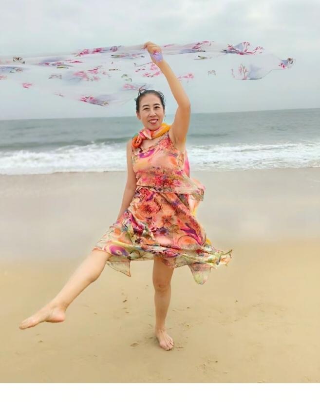 〔欣赏图片〕
美丽沙滩景色美；
迷人美女在跳舞；
赤脚舞姿真优美；
海边一道风景