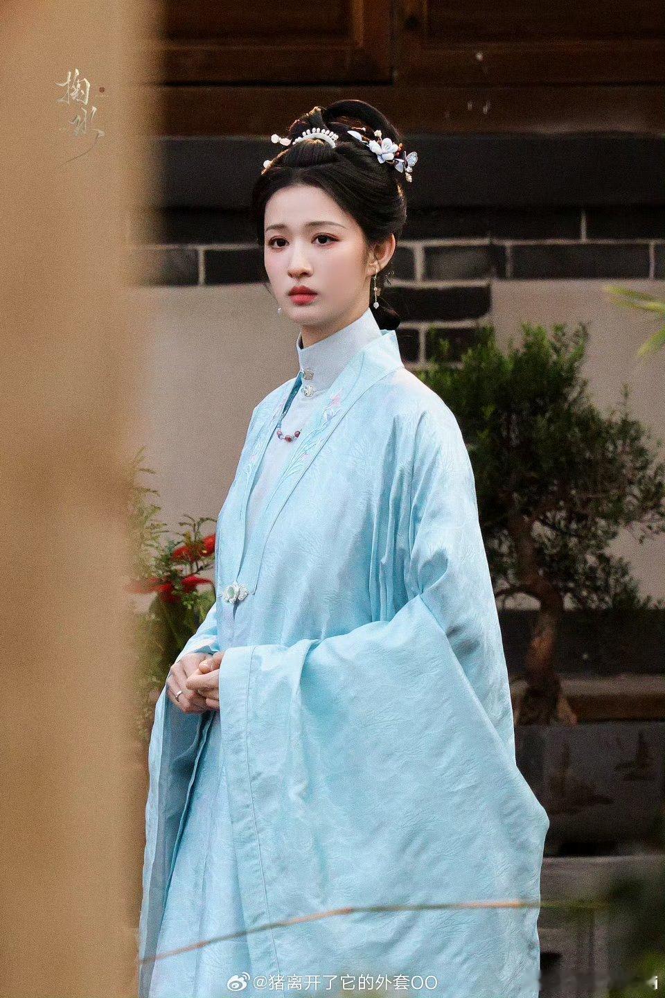 王楚然《明月录》魏采薇蓝衣路透，温婉端庄大方！啥时候杀青啊