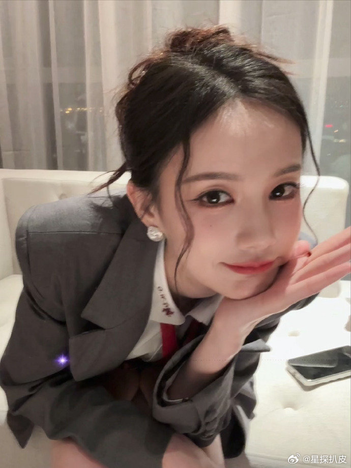 李一桐手机壳背面图是肉肉 李一桐说三十多岁正是爱拍照的年纪 李一桐编辑发18格L
