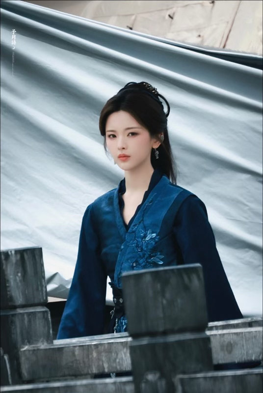 杨超越开推4古装仙侠感杨超越开推4有古早仙侠那味儿了 青黄小师妹和藏蓝侠女，杨超