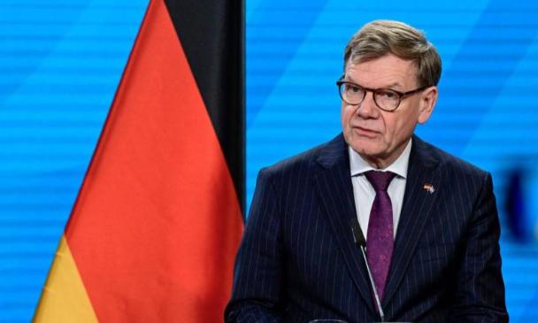 正在访华的德国外长瓦德富尔12月8日在北京接受德国电视二台采访时称，中国在稀土出