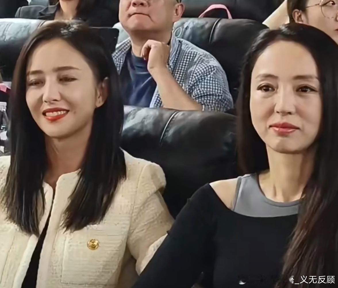 佟丽娅和董璇同框，董璇看起来没那么自然，脸上感觉很有老相，而佟丽娅依然年轻时尚的