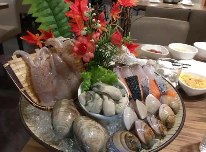 上海，女子团购海鲜火锅券在某店就餐，岂料，女子两天后多次呕吐高烧，医院诊断为食物