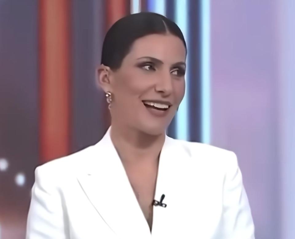 演播室里的戏剧性反转：一场未发生的空袭😱以色列13频道的演播室内，空气曾一度紧