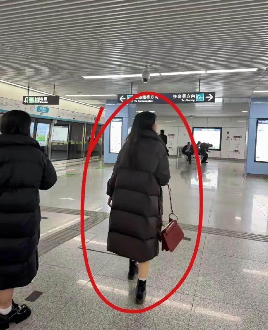 现在出门看到一些年轻的小姑娘光着腿，
穿着长长的羽绒服，
到底是怕冷呢？还是怕热