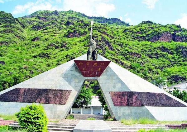 深夜战马狂躁嘶鸣预警，毛主席果断转移保全红军主力部队
 
1935年秋天，中央红