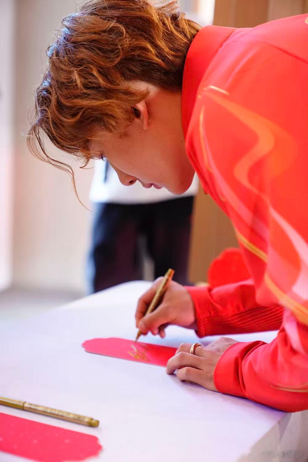 滑雪场称王，绿茵场称霸的两个人梦幻联动，互赠新年礼物还合影，感觉两个人都表示对这