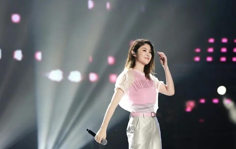 陈慧琳广州演唱会造型
好少女啊，给人一种似曾相识的甜美感
透视感粉色上衣，真好看