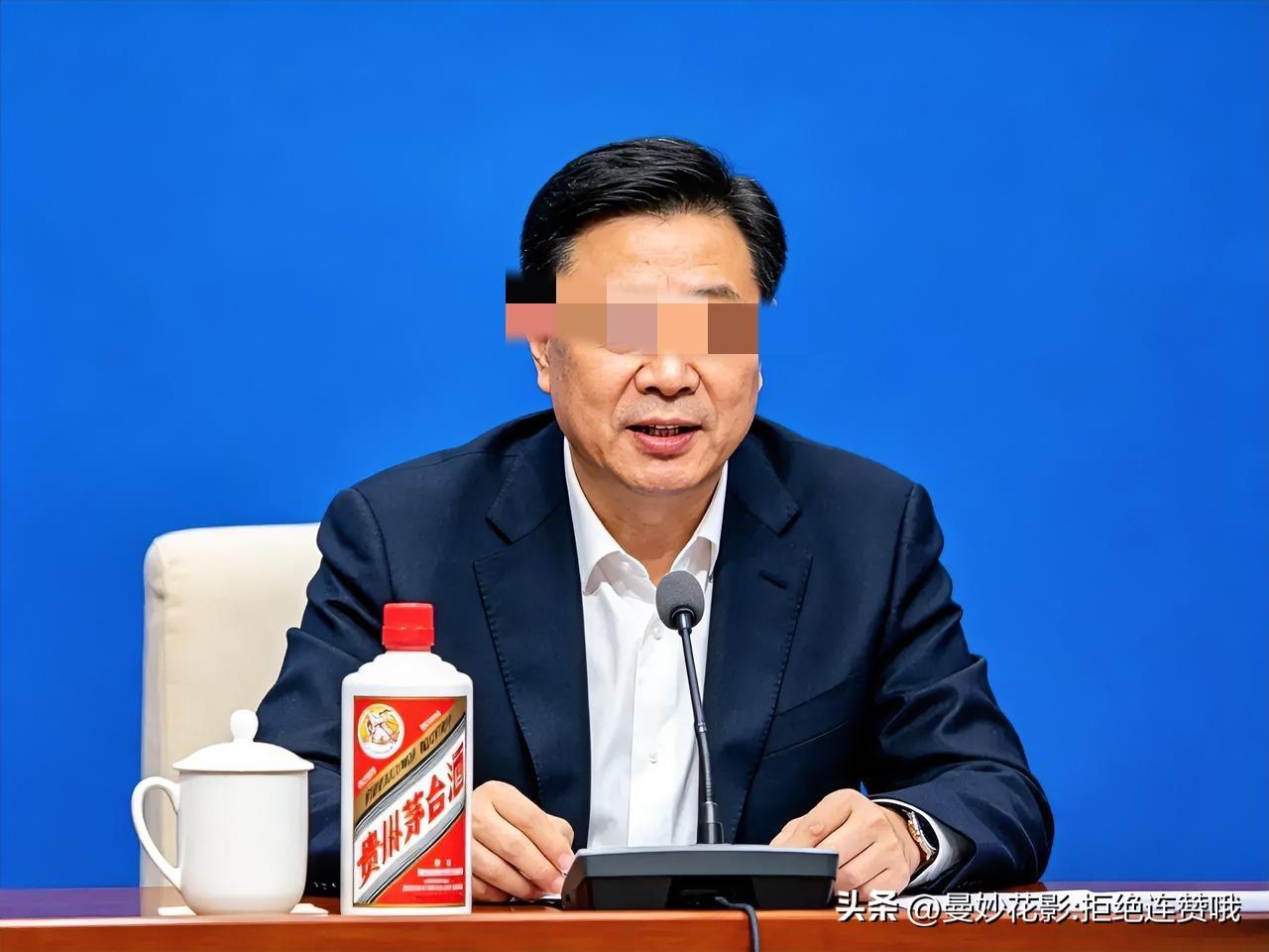 看新闻了吗?一个震惊十四亿人的消息，凌晨2点33分，毫无征兆，一道惊雷劈开白酒行