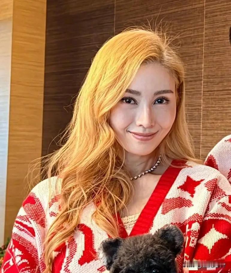 李嘉欣儿子的颜值这事还挺让人意外的。之前媒体曝光他们一家出席慈善演唱会，李嘉欣一