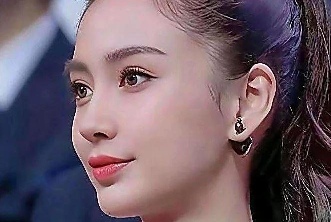 黄晓明和杨颖，早就不在一起了。
不是酒局闹崩的，是去年一月份，悄悄办完的。
民政