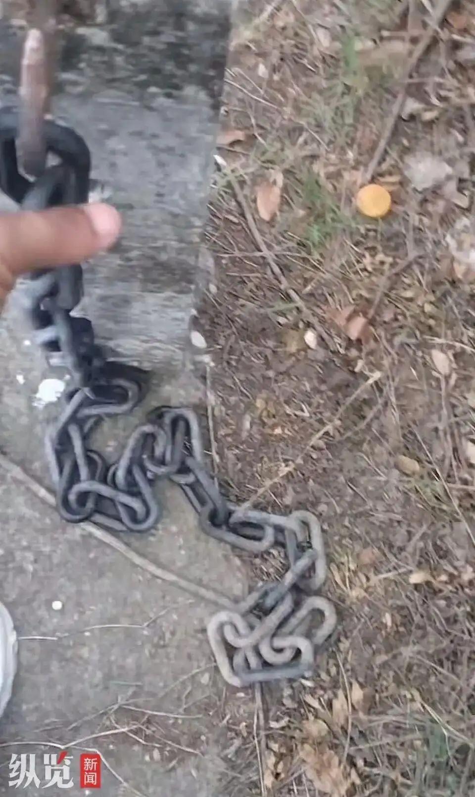 浙江宁波，一名钓友在在河边钓鱼时意外打滑，下意识抓护栏保命，没想到发现防护链条入