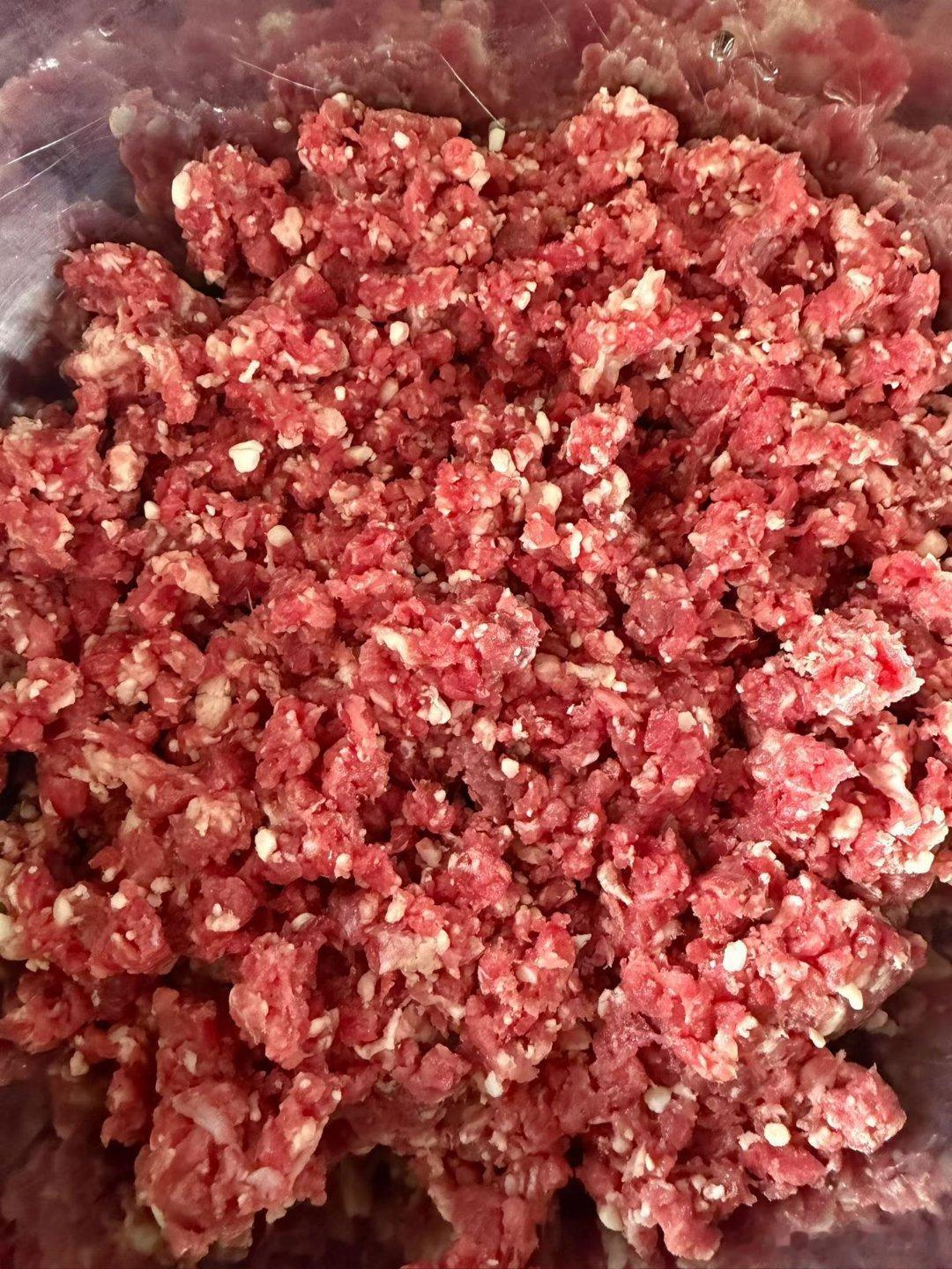 用槐花和牛肉做的包子，明天就要回婆婆家了，我准备给她露一手让她尝一尝味道咋样 