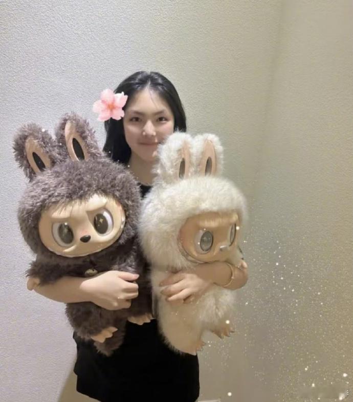 王诗龄一出生就仿佛被幸运之神眷顾，怀中那可爱的 labubu 谁不渴望拥有？李湘