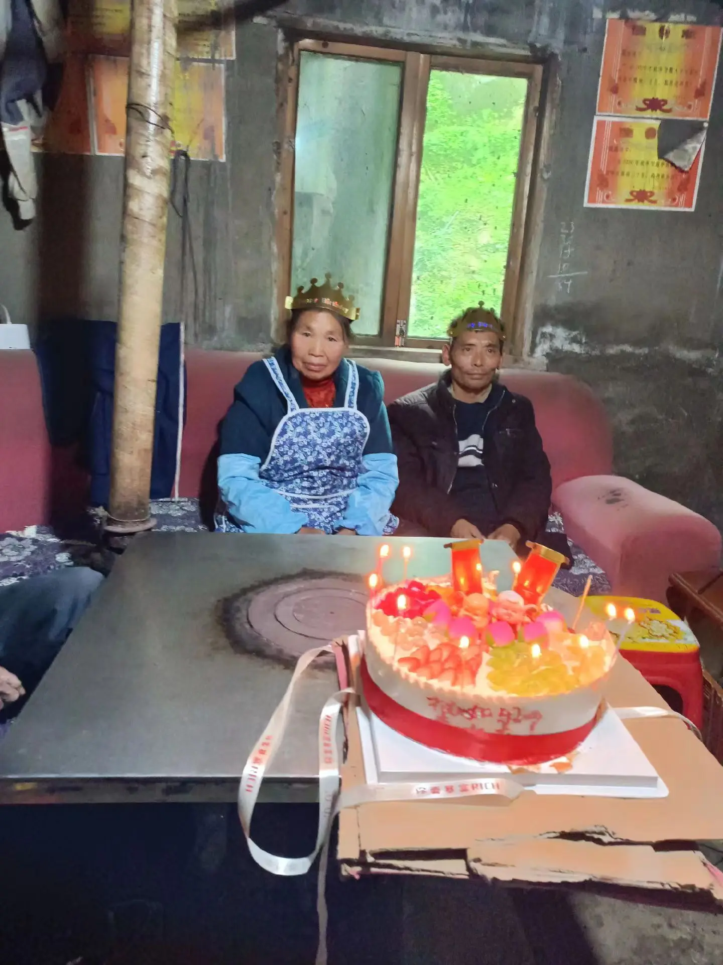 爸爸妈妈60岁生日快乐，身体健康，长命百岁，最遗憾的是女儿没能陪在你们...