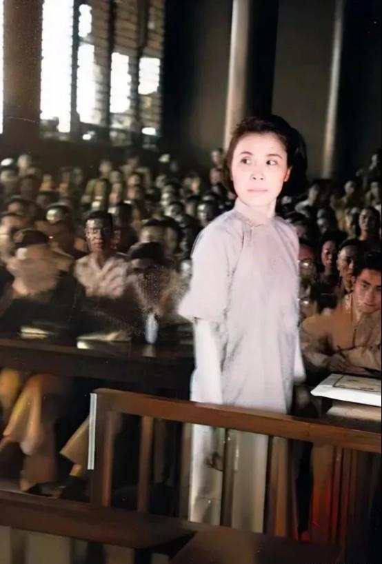 1946年，陈公博的情妇站在公开审判席上，竟这般淡定从容。她不仅长得美艳，人也下