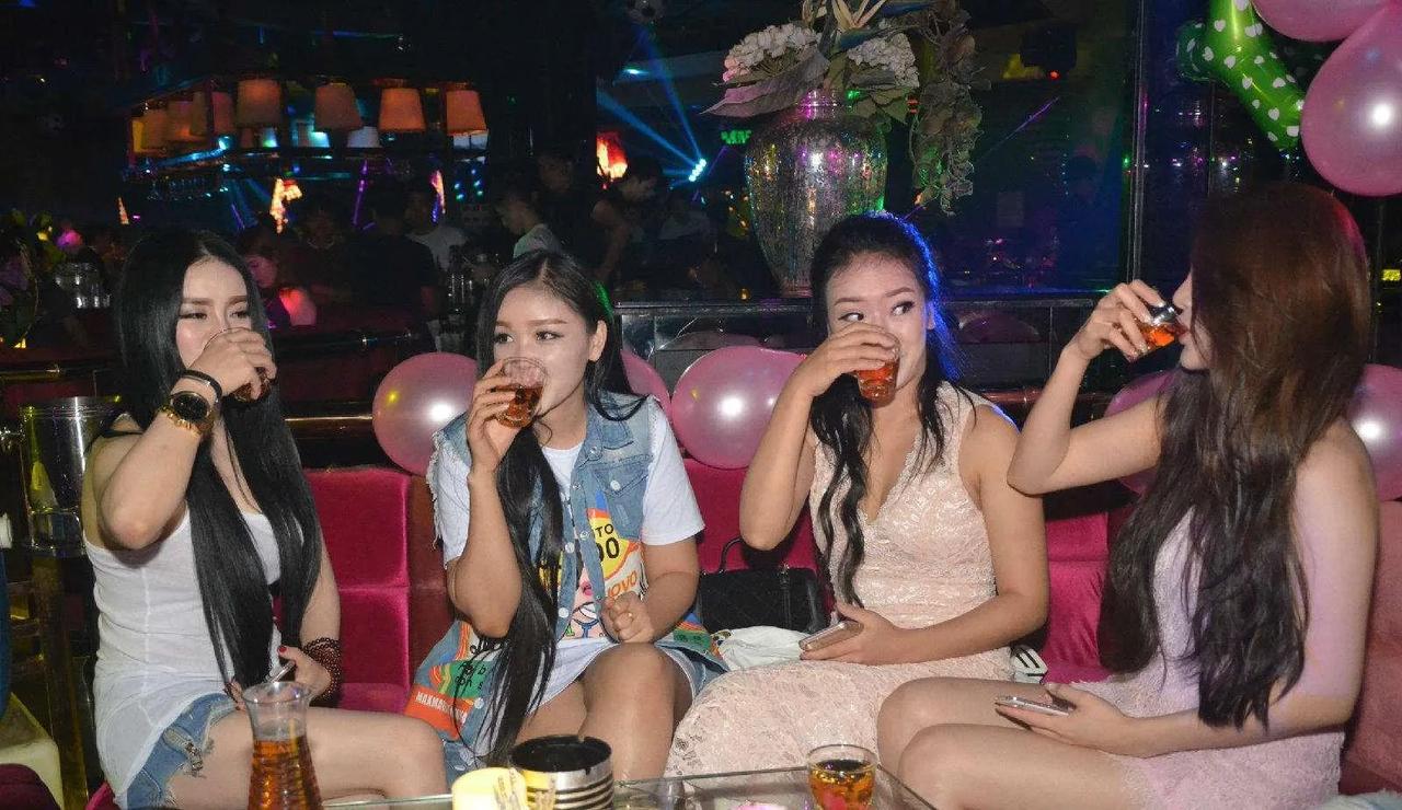 现代少妇的价值观。
外边玩得七荤八素，回家不让老公碰一根指头；
对自己爸妈孝敬有