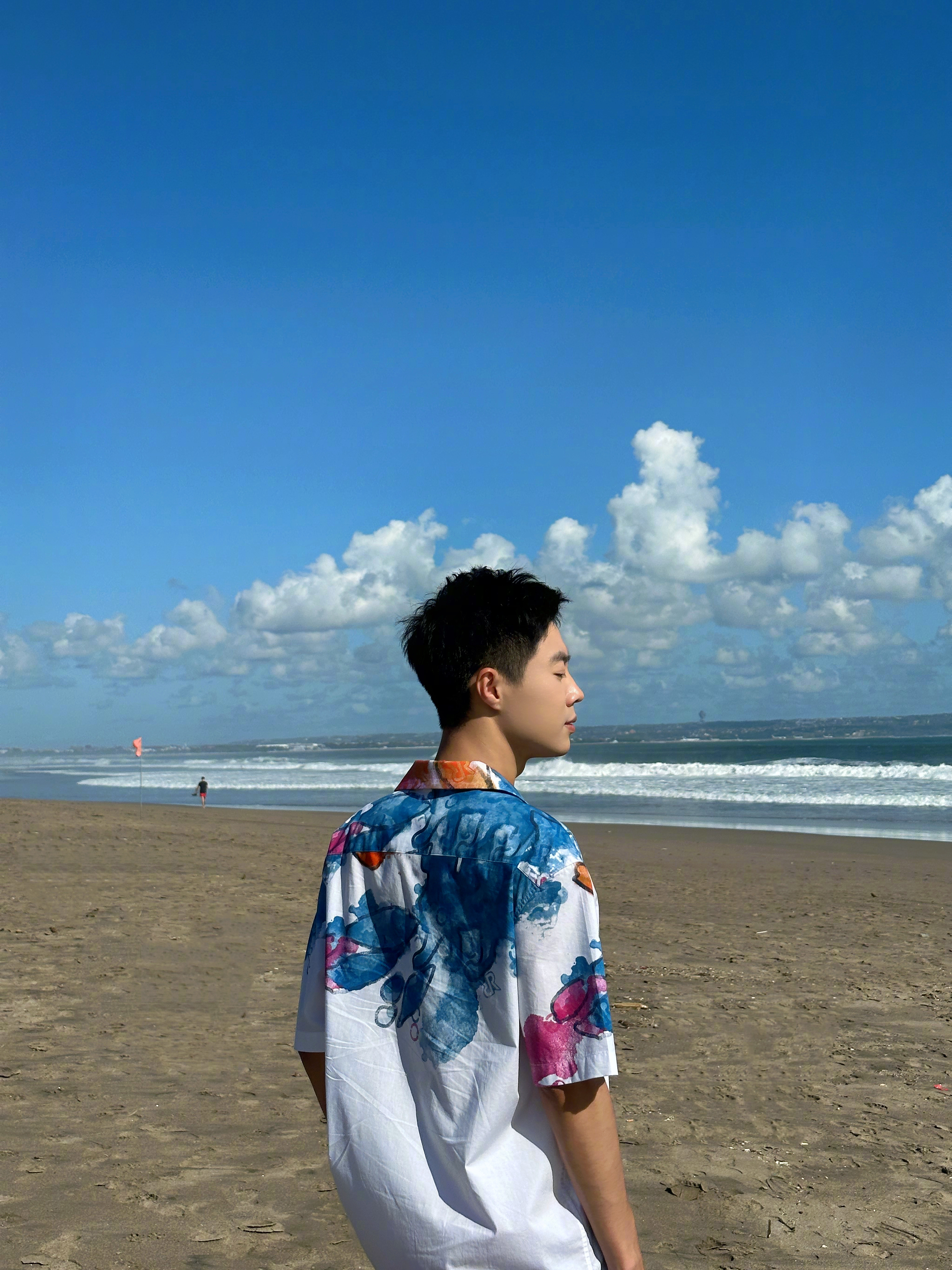 #不止旅行##这个冬天这么玩##新年旅行#漫步在巴厘岛的海边，心随波涛起伏，身临