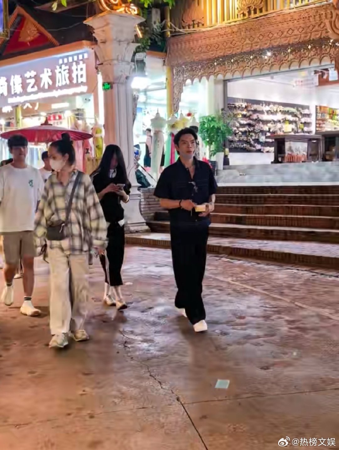 西双版纳偶遇向佐郭碧婷网友西双版纳偶遇向佐郭碧婷 西双版纳偶遇向佐郭碧婷，向佐短