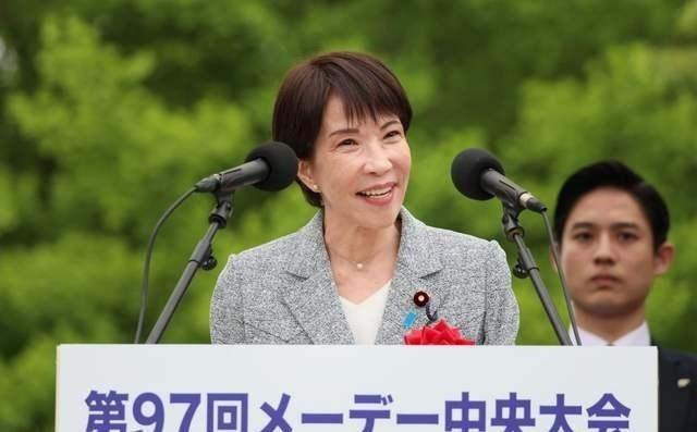 高市早苗 这一跪，把 日本 右翼的 底裤 都跪掉了！
5月4日，日本首相高市早苗