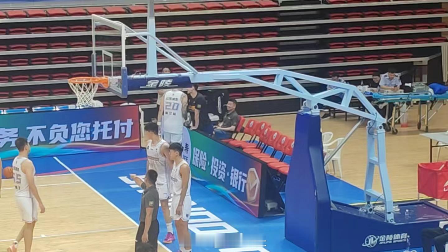 今晚的夏季联赛，刘东坐在山西替补席、陈林坚坐在山东替补席。cba （图2图3来源