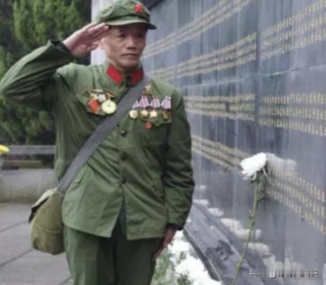 1990年，重庆街头，一位落魄农民工被十几名手持棍棒的流氓围在了一起，令人瞠目结