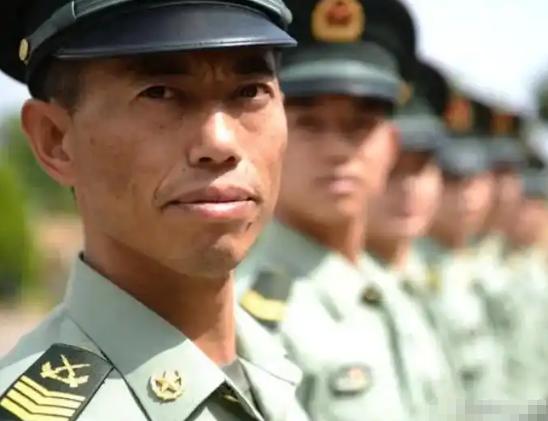 导弹兵王王忠心，1999年两次退伍又被召回，妻子笑称：“只见胡子变长，职位却没变