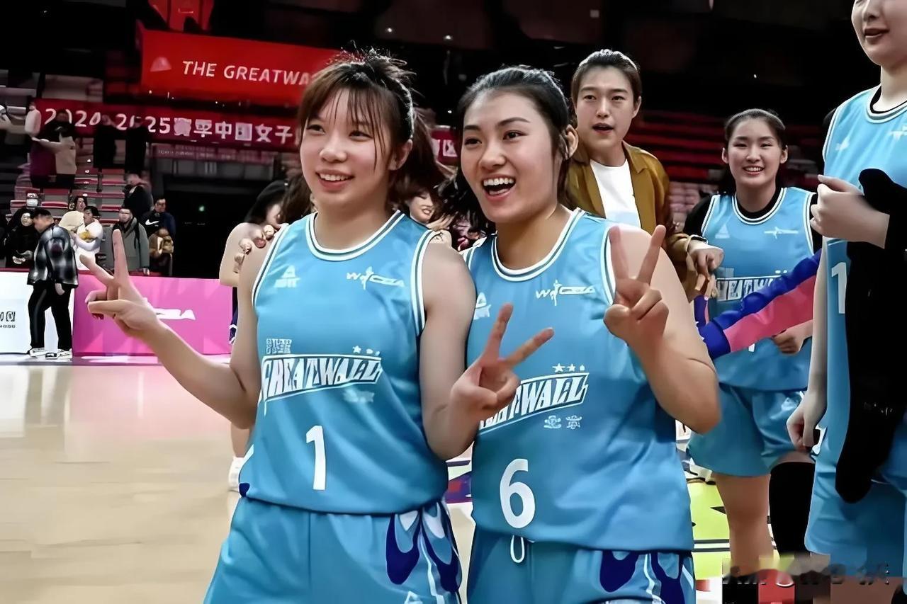 四川女篮险些翻船，张敬一3分球难救主
北京时间12月23日晚，WCBA联赛第15