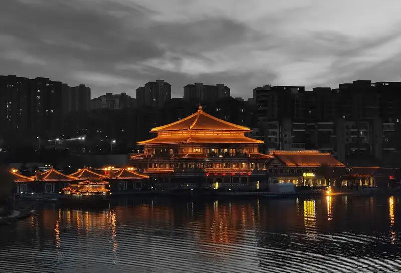 雄关霸西域，千年守太平。辉煌丝绸路，商队驼玲声。                