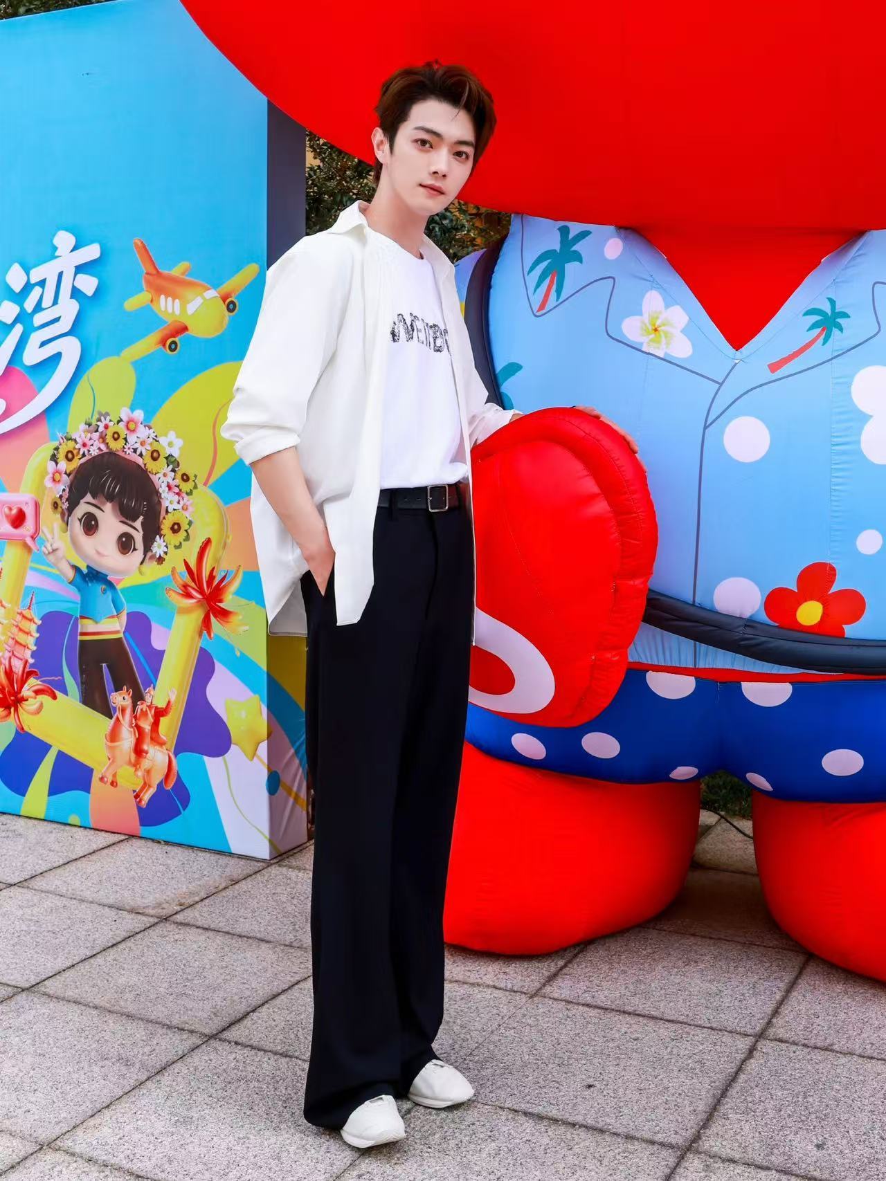 守一份内心的澄澈，于烟火人间，安静且热烈地生活。晚安好梦么么哒😘么么哒许凯 ​
