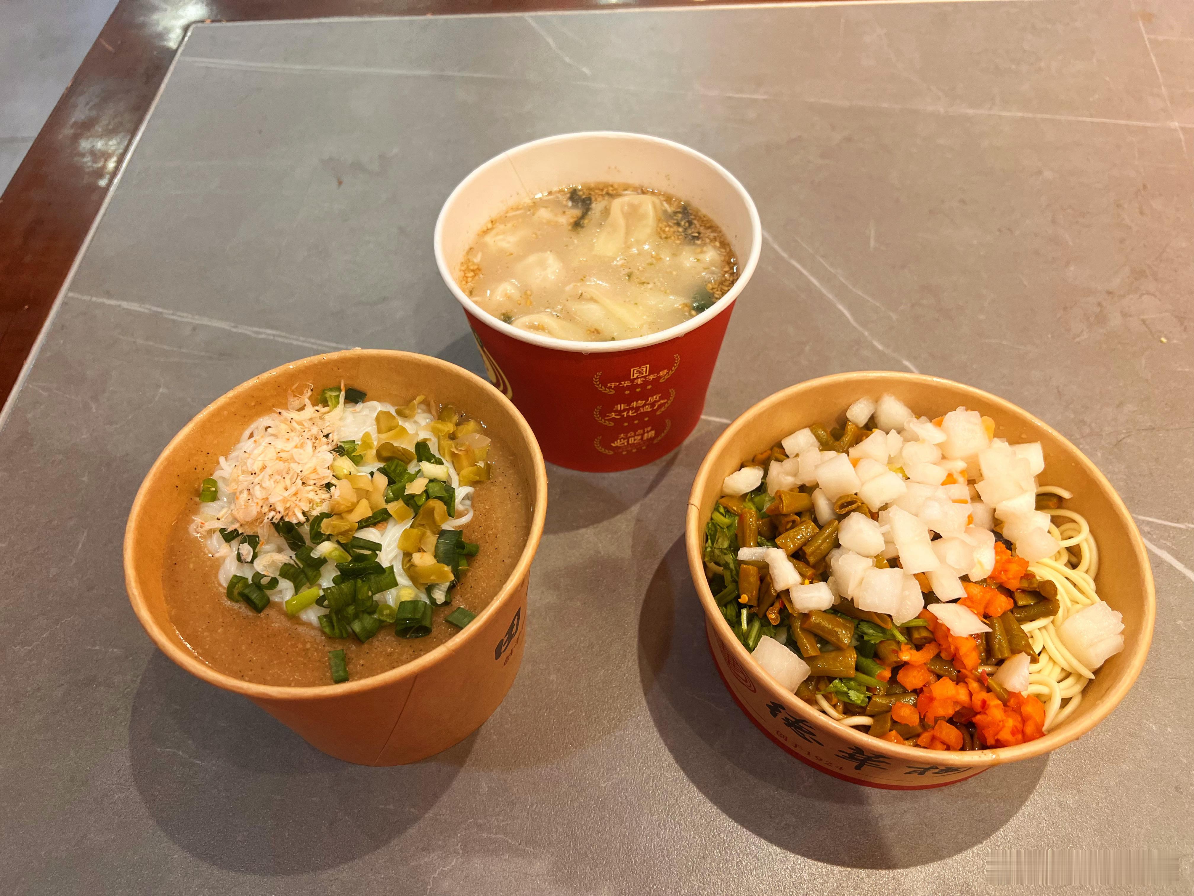 来点儿迟到的过早！糊汤粉、加了一堆腌豆角和酸萝卜的热干面、加一大勺糖的蛋酒永远吃