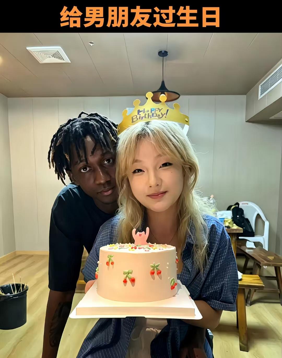 女生为非洲男友庆生，给他买了最爱吃蛋糕，还带他下了馆子。女生感觉当下很幸福，发自