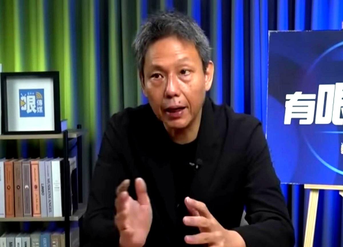 镜头只往两个人推进时，屏幕那头突然安静了。
29人的提名单里，27个同阵营，黄暐