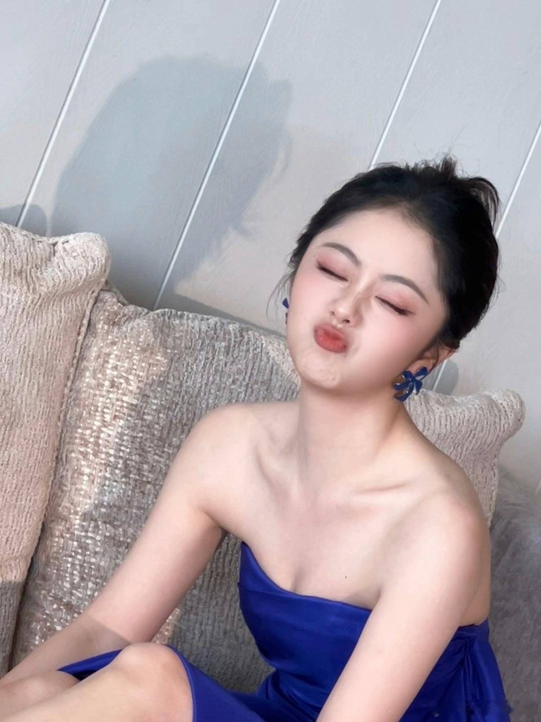 #谭松韵蓝色抹胸裙##谭松韵三亚活动#谭松韵三亚活动状态真的太好了[给你小心心]