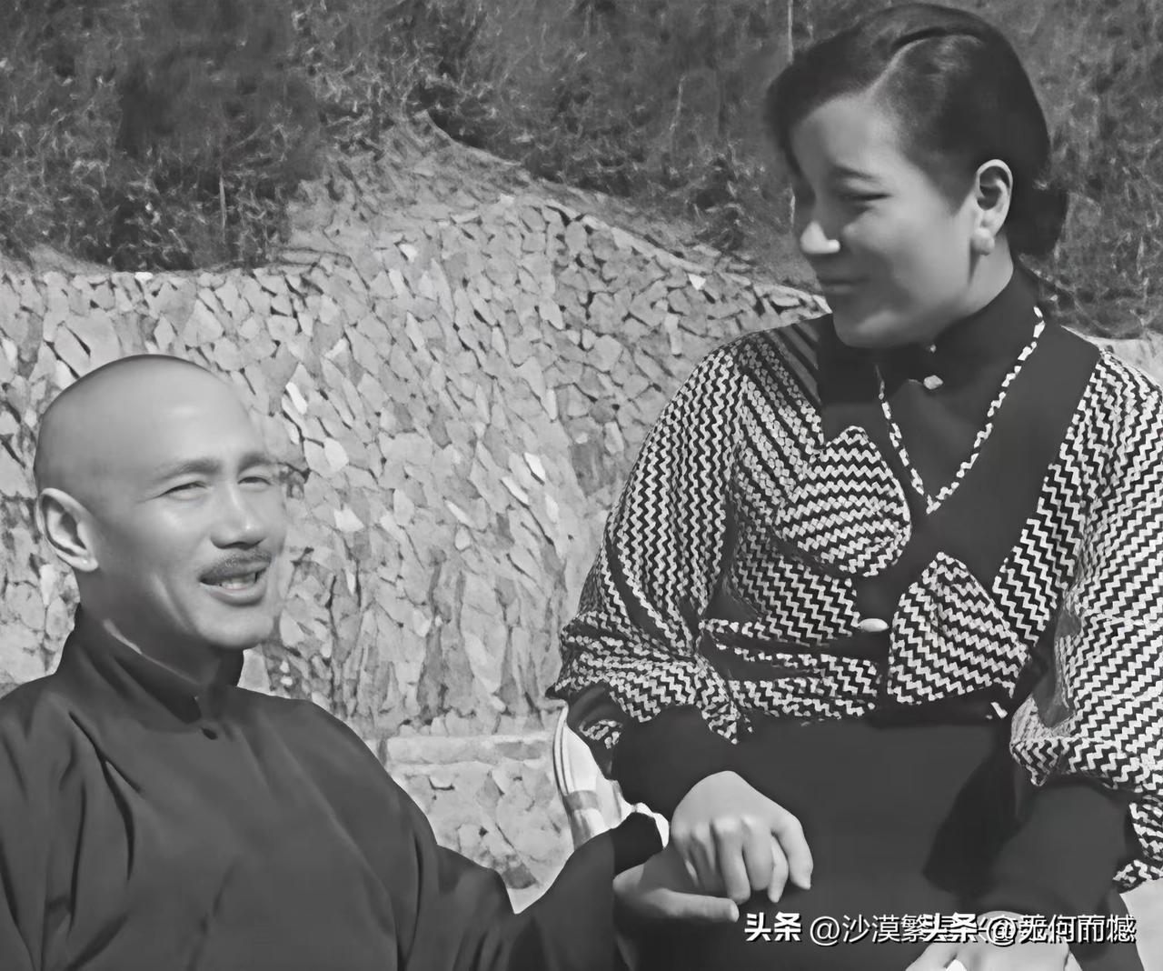 这两个人在一起手牵手的画面，真是第一次看到，感觉他是一个比较古板的人，好像并没有