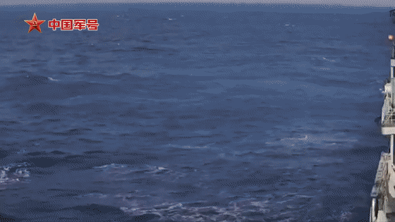 【 潜射鹰击18贴海飞行画面公开有何意味】近日，人民海军发布了成立七十七周年宣传